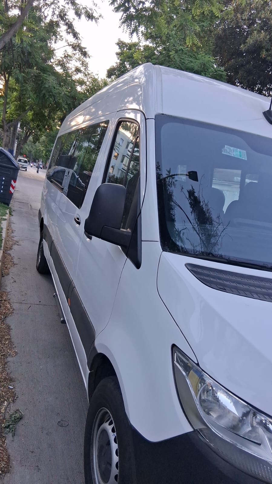 Minibús Mercedes-Benz visto de costado